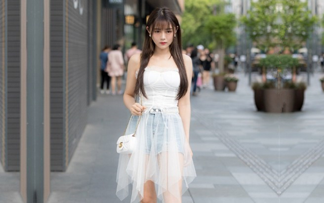 骚 逼已就绪体验性 爱的秋千 站立就把事办了 深插 宫底浪叫不断